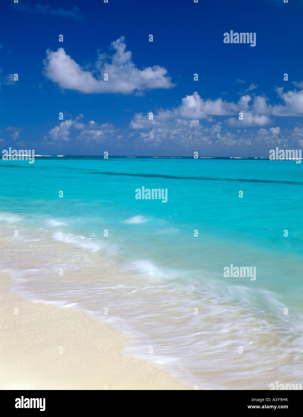 Anguilla, British West Indies: Einen langen weißen Sandstrand und dem türkisfarbenen Wasser der Karibik der Shoal Bay East Stockfoto