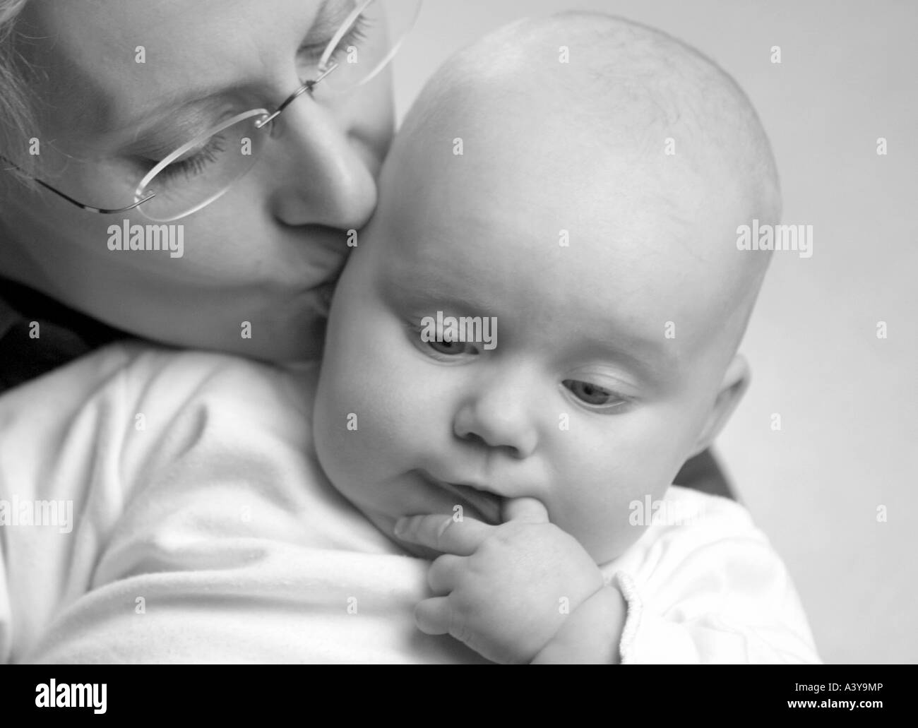 Menschen, Menschen, Menschen (Homo Sapiens Sapiens), Mutter Baby küssen Stockfoto