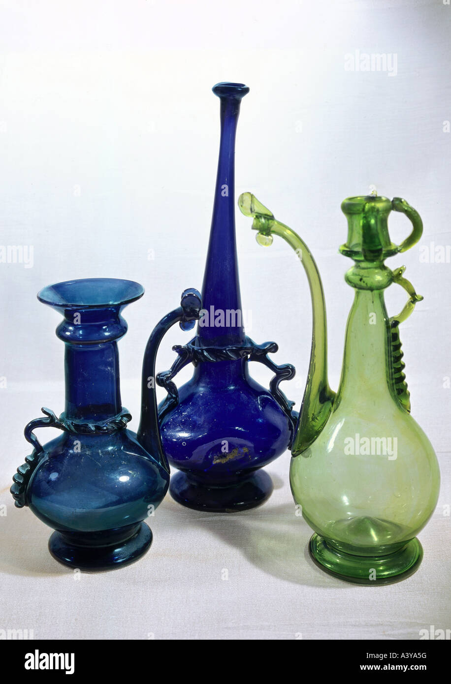 Bildende Kunst, islamische Kunst, Handwerk / Handwerk, zwei Gießkannen, hohe Flasche, 15. / 16. Jh., Glas, Victoria und Albert Museum Stockfoto