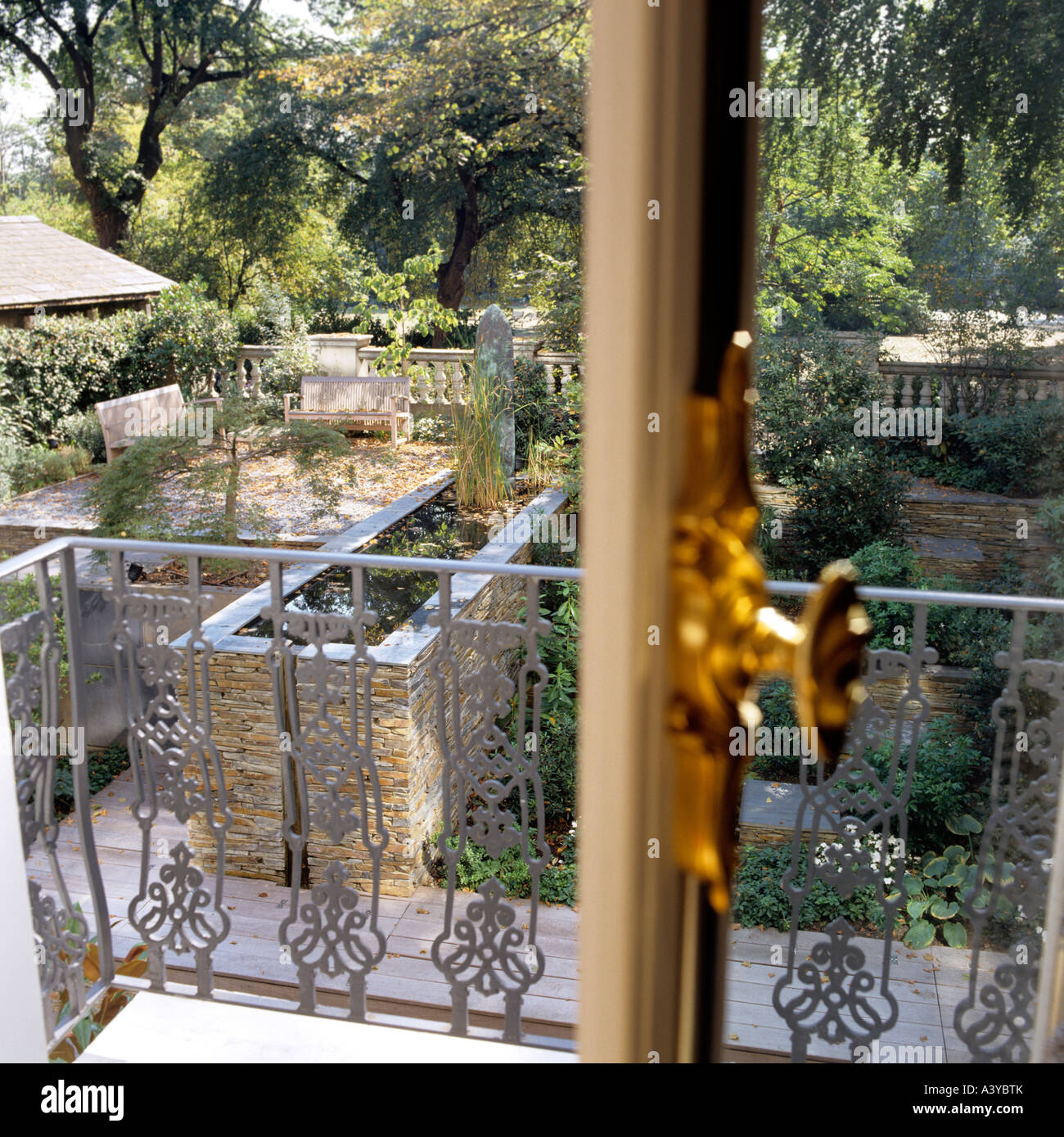 Schmiedeeiserne Geländer Balkon angelegten terrassierten Garten Stockfoto