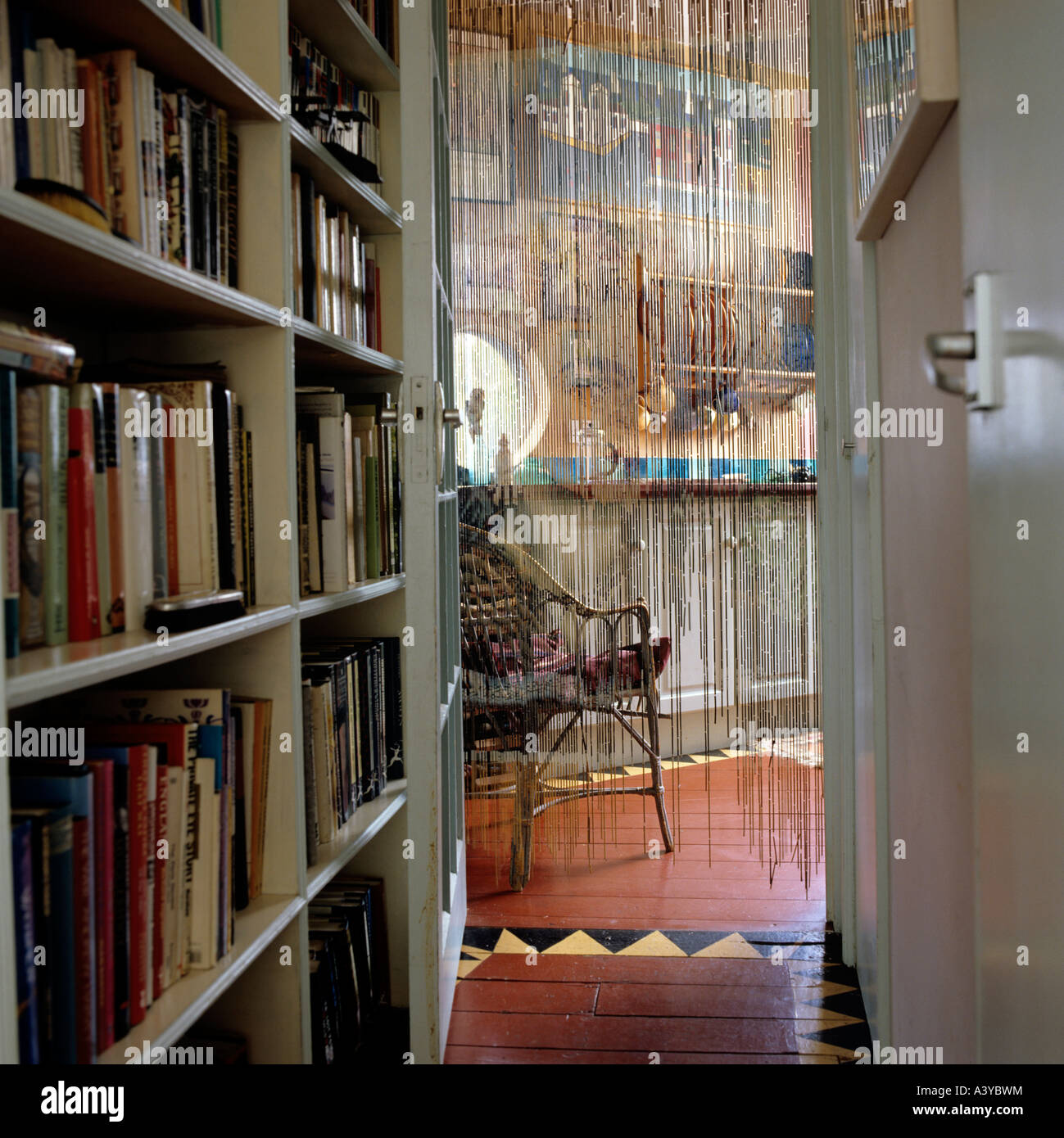 Frühere Bücherregal durch Tür mit Perlenvorhang anzeigen Stockfoto