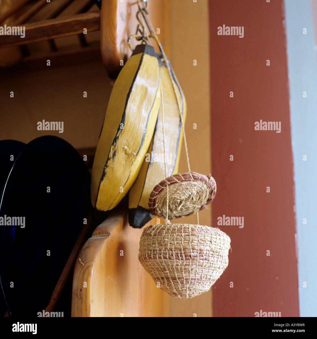 Hängenden Korb und Bananen hängen Peg-Modell Stockfoto