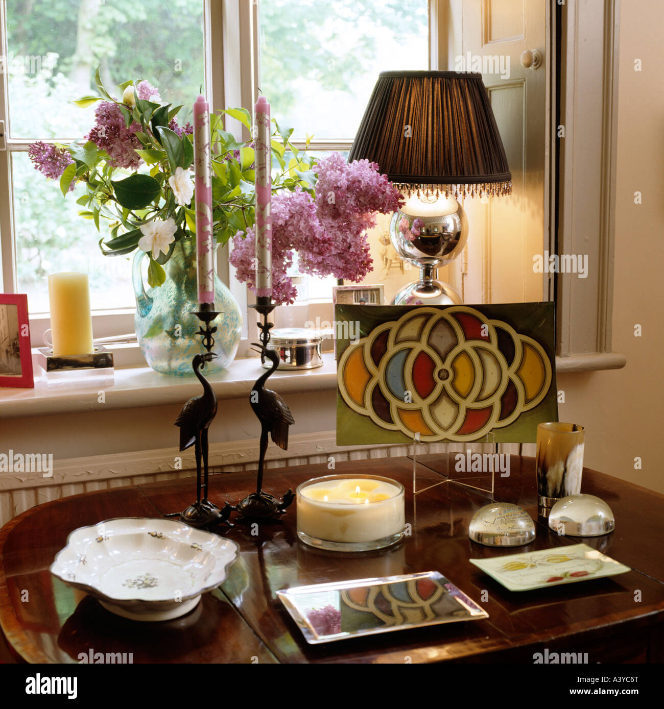dekorative Display mit Kerzen durch ein Fenster Stockfoto