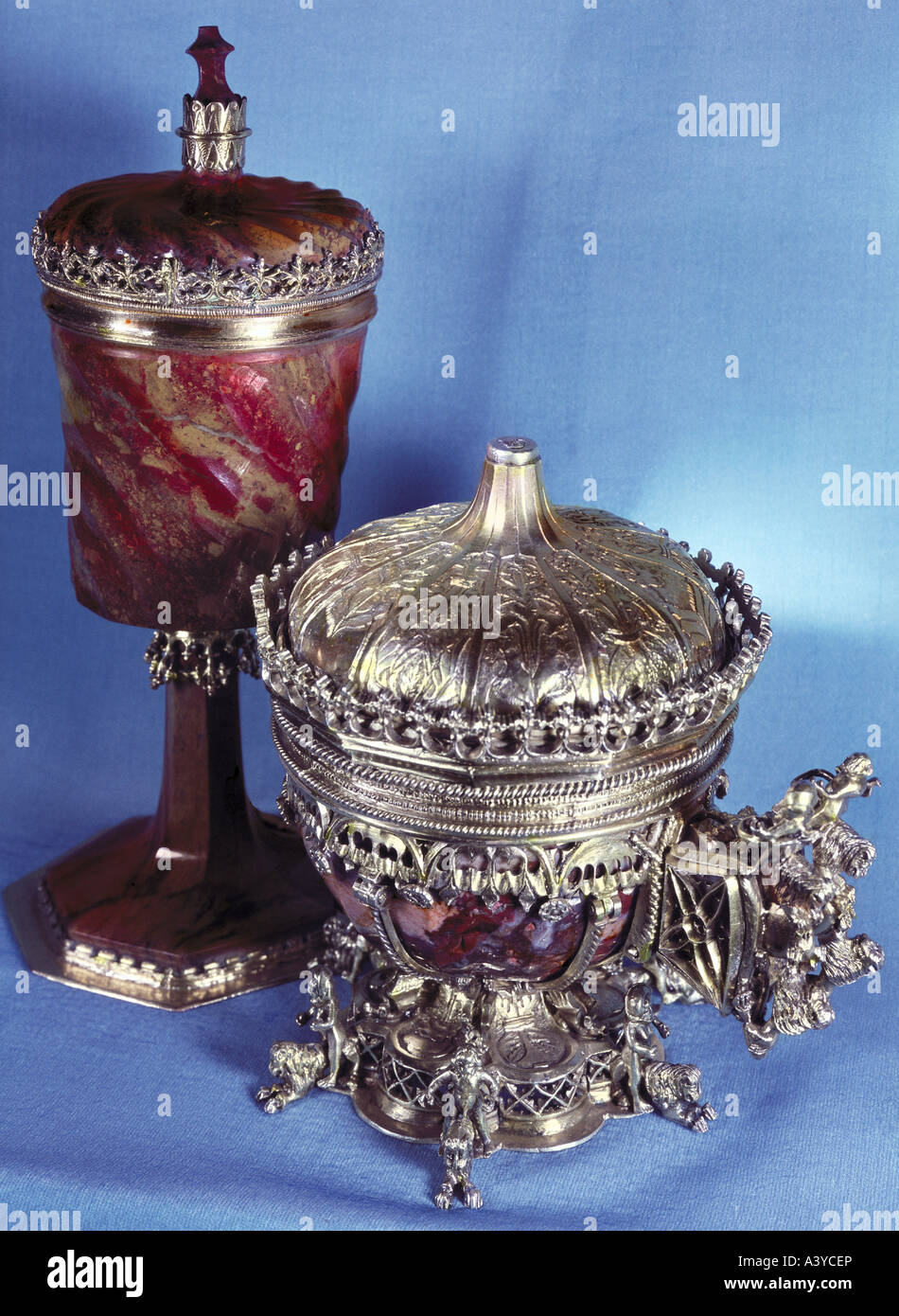 Bildende Kunst, Schiff, Trinkgefäß, Links: Becher mit Kappe, Deutschland, zweite Hälfte 15. Jahrhundert, Jasper, rechts: trinken Schiff, Ge Stockfoto