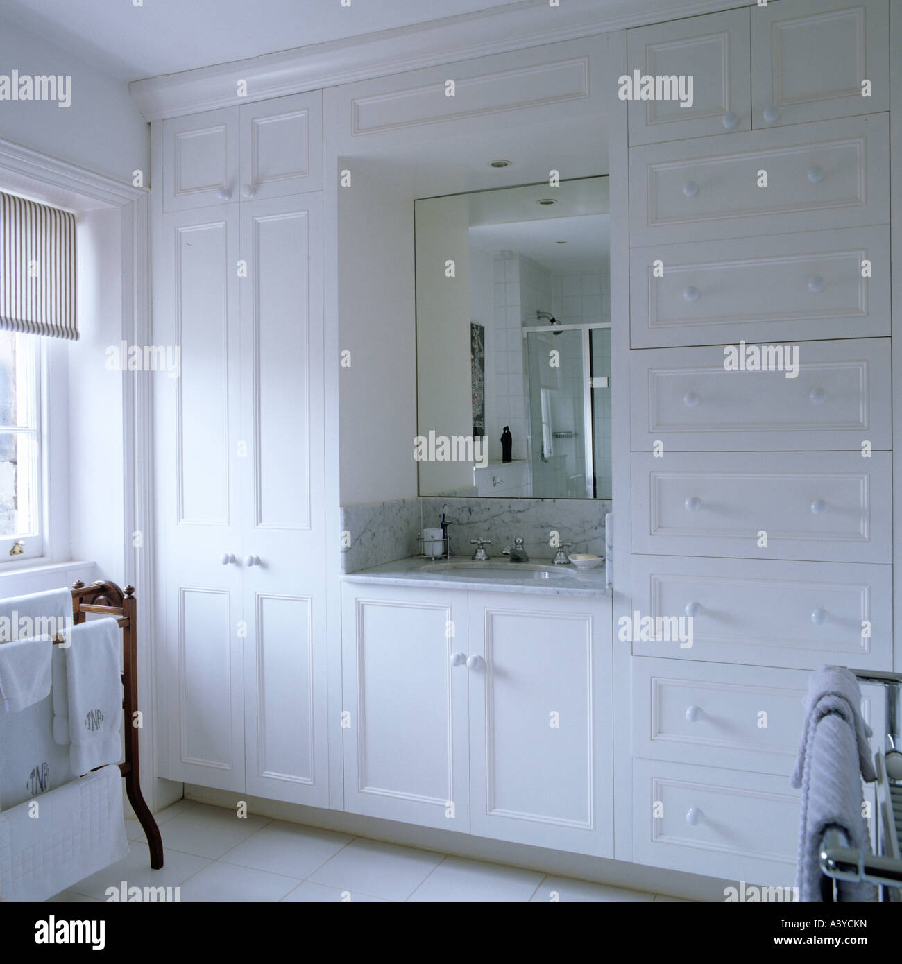 Weißes Badezimmer mit viel Stauraum ausgestattet Stockfoto