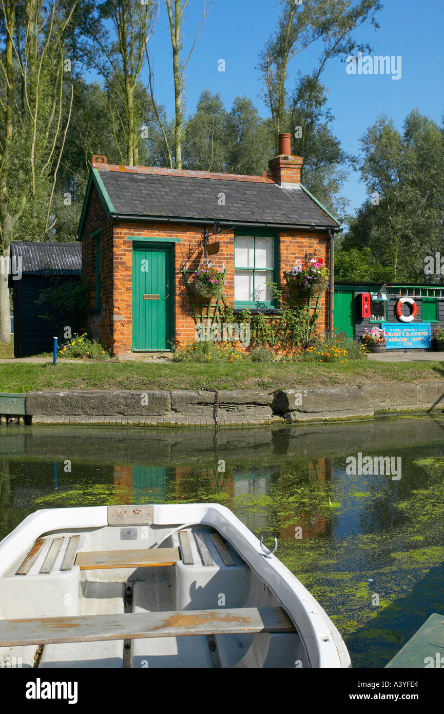 Boote an einer Schleuse auf dem Fluss Chelmer Essex Stockfoto