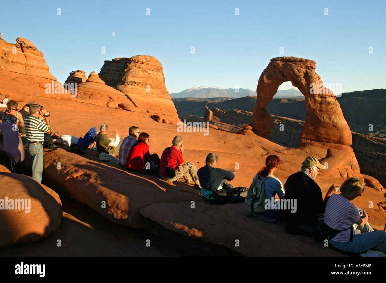 Besucher im Delicate Arch Arches National Park in der Nähe von Moab Utah Stockfoto