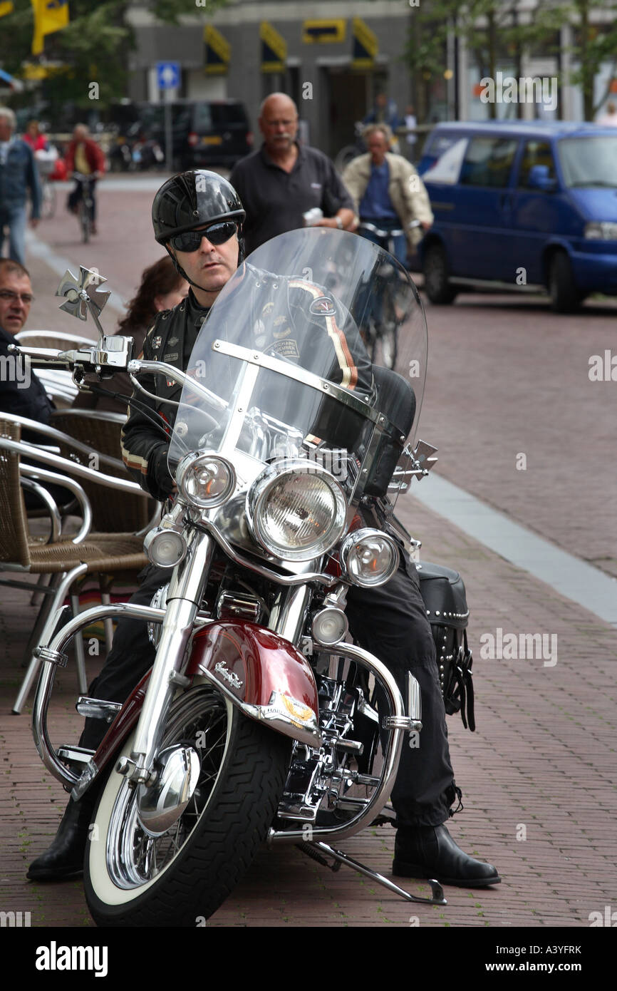 Holland, Mann vom Motorrad absteigen Stockfoto