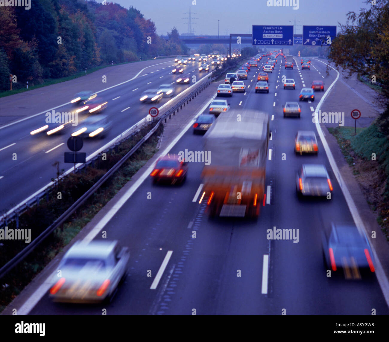 Autobahn-Verkehr am Abend in der Nähe von Köln Grafschaft von  Nordrhein-Westfalen Deutschland Stockfotografie - Alamy