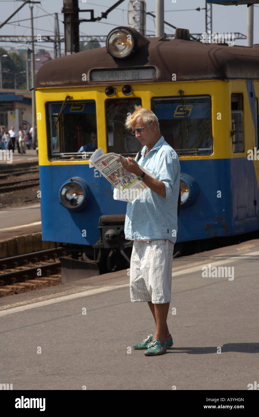 Ein junger Mann wartet auf einen Zug am Bahnhof Gdynia Stockfoto