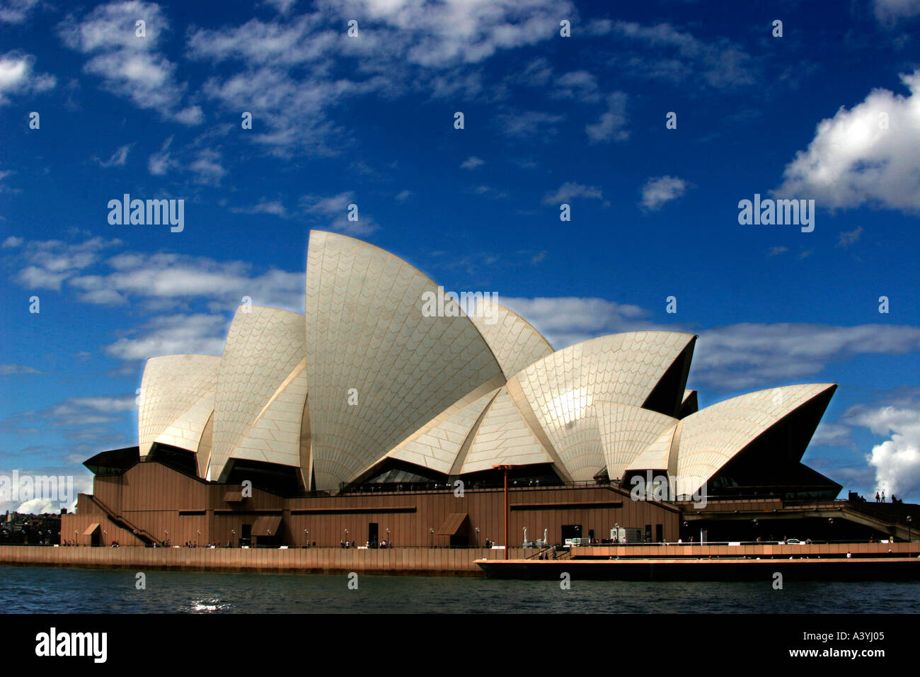 Sydney Opera House vom circular Quay mit blauen Himmel und Wolken Stockfoto