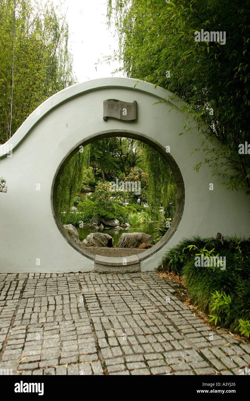 Kreisförmige Zen Eingang im chinesischen Garten Stockfoto