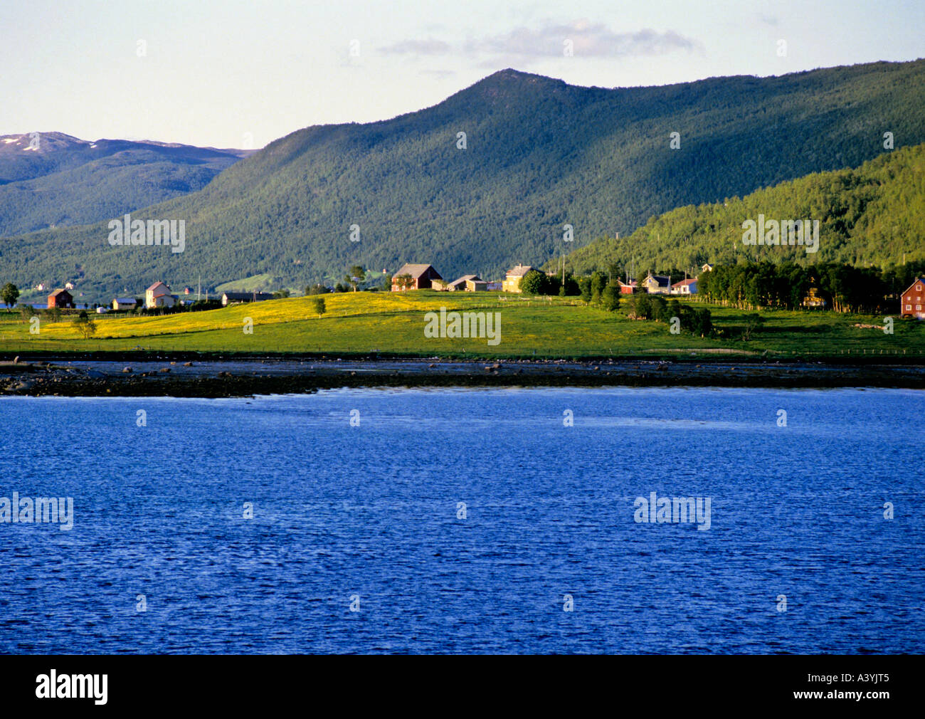 Bauernhöfe in der Nähe von Dorf Finnsnes Norwegens Stockfoto