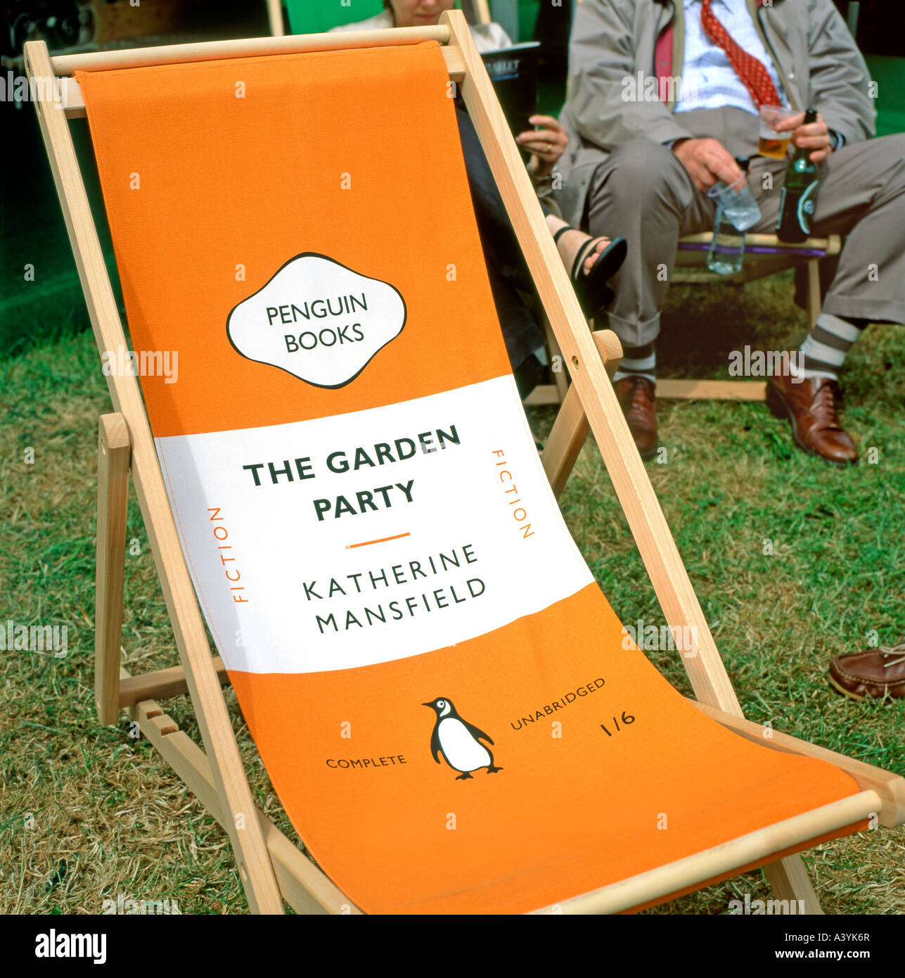 Orange-Pinguin Bücher "The Garden Party" von Katherine Mansfield Liegestuhl an der Hay Festival, Hay-on-Wye, Wales, UK KATHY DEWITT Stockfoto