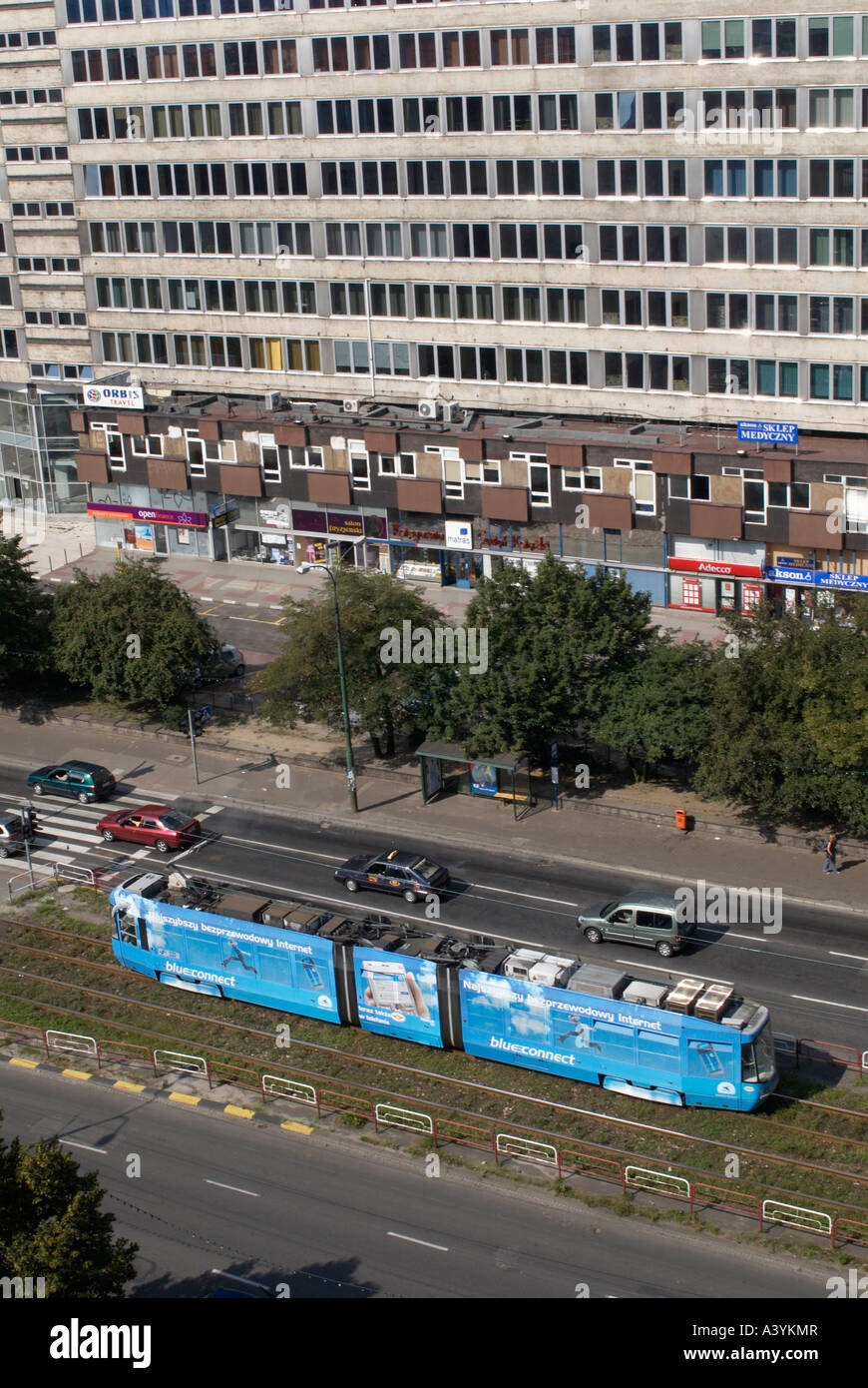 Eine Straßenbahn vor Büros und Geschäfte in Lodz Polen Stockfoto