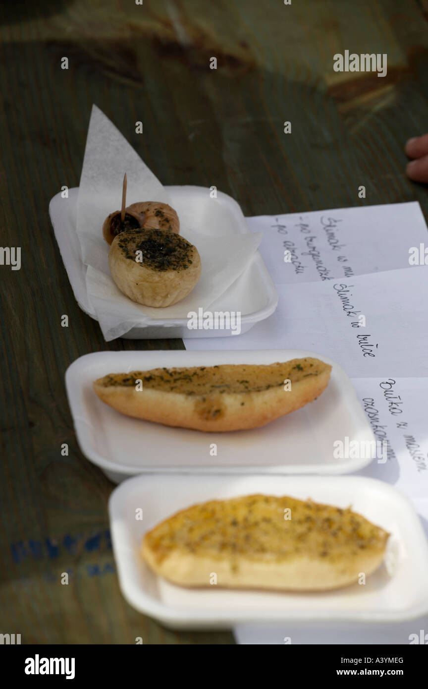 Eine Auswahl an Food-Snacks auf dem Display an eine Lebensmittelmesse in Polen Stockfoto