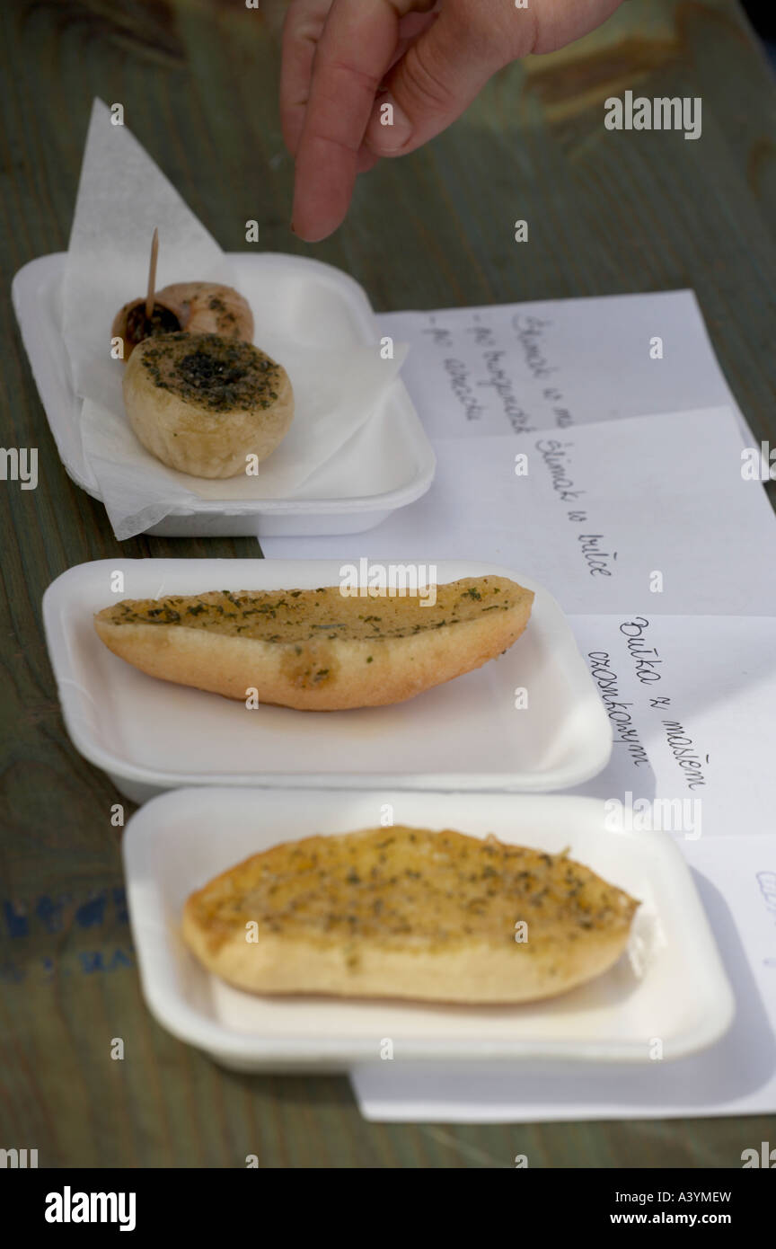 Eine Auswahl an Food-Snacks in einem Lebensmittel-Messe in Polen Stockfoto