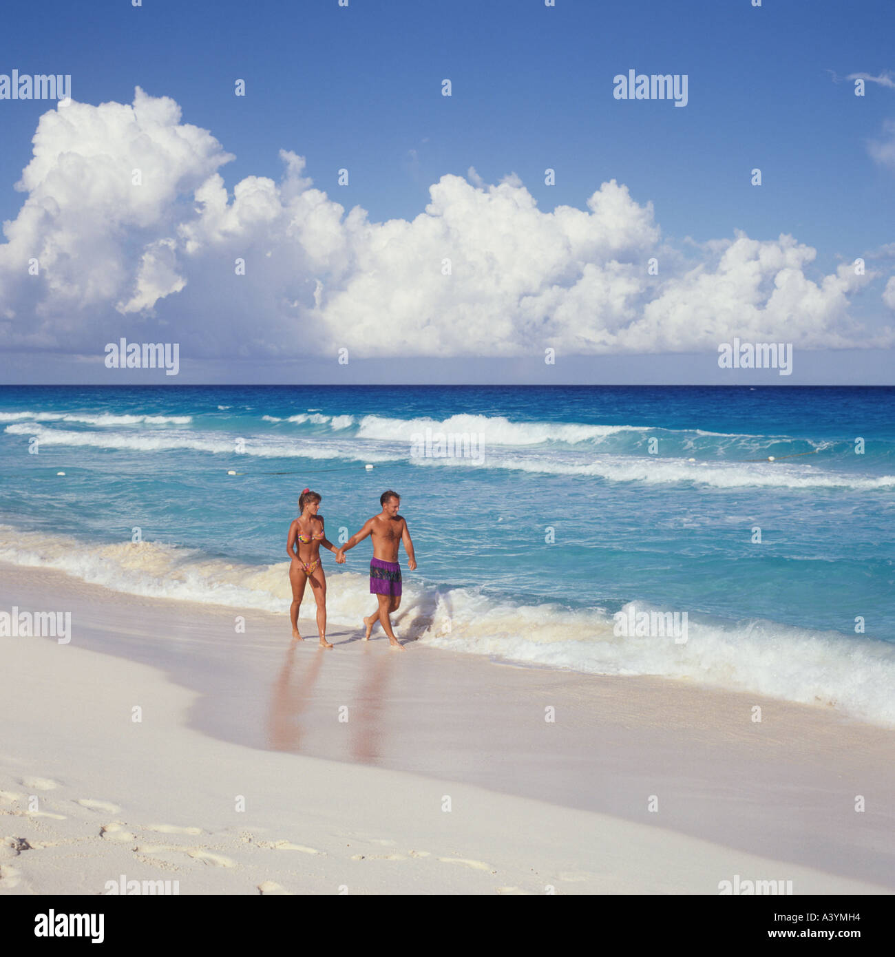 Paare, die auf sandigen Strand von Cancun Yucatan Halbinsel Mexiko Stockfoto