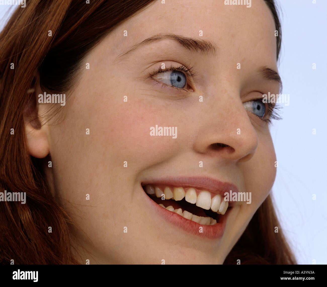 Profil von lächelnde junge Frau mit blauen Augen Stockfoto