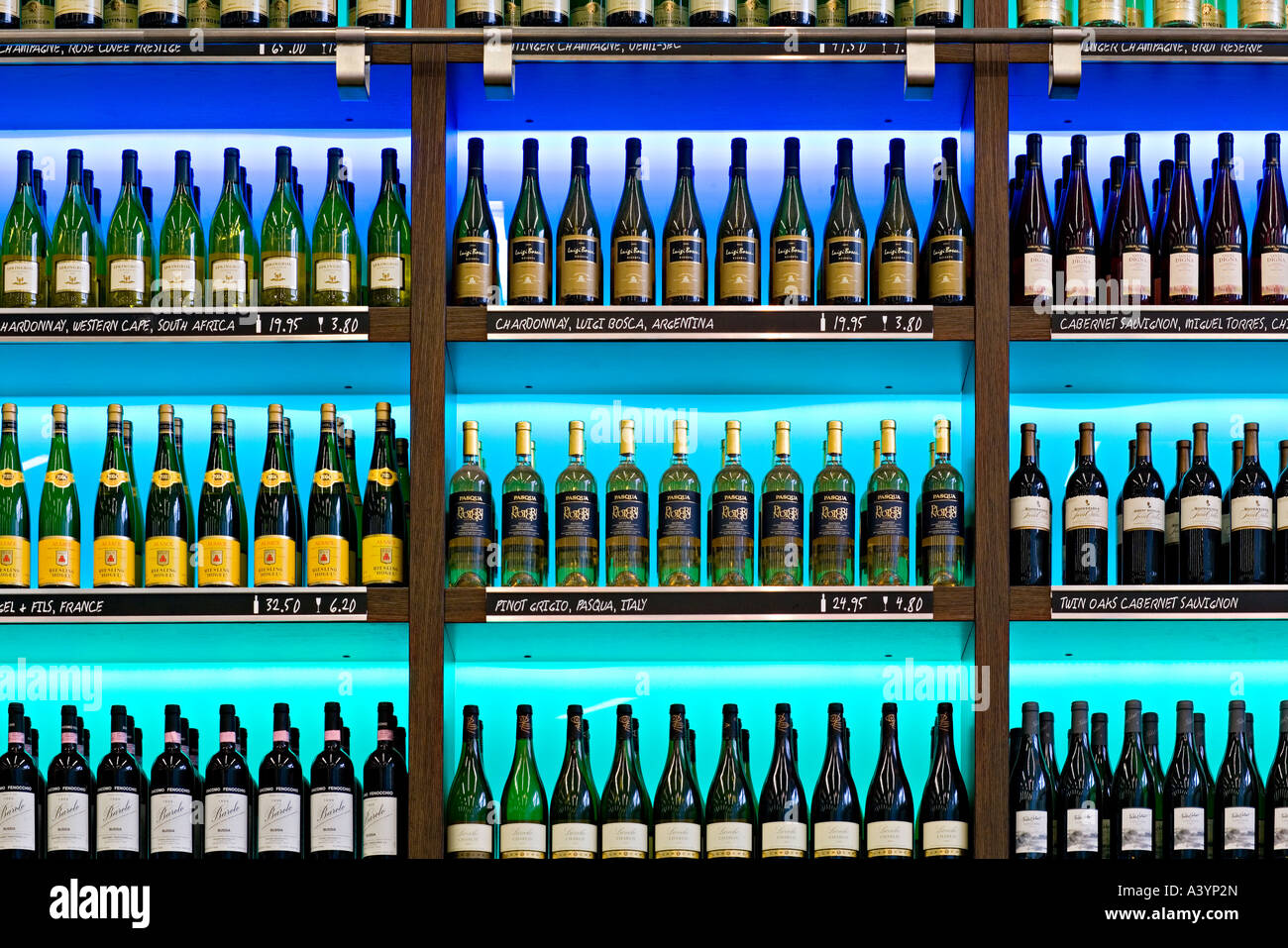 Bubbles Seafood & Weinbar. Flaschen Wein auf dem Display. Amsterdam Schiphol Flughafen. Stockfoto