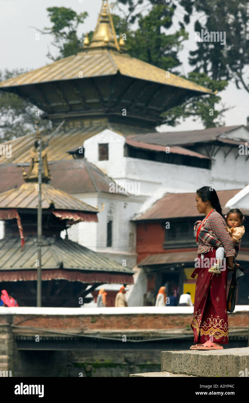 Nepalesen Frau und Kind am Pashupatinath Hindu-Tempel in Kathmandu in Nepal Stockfoto