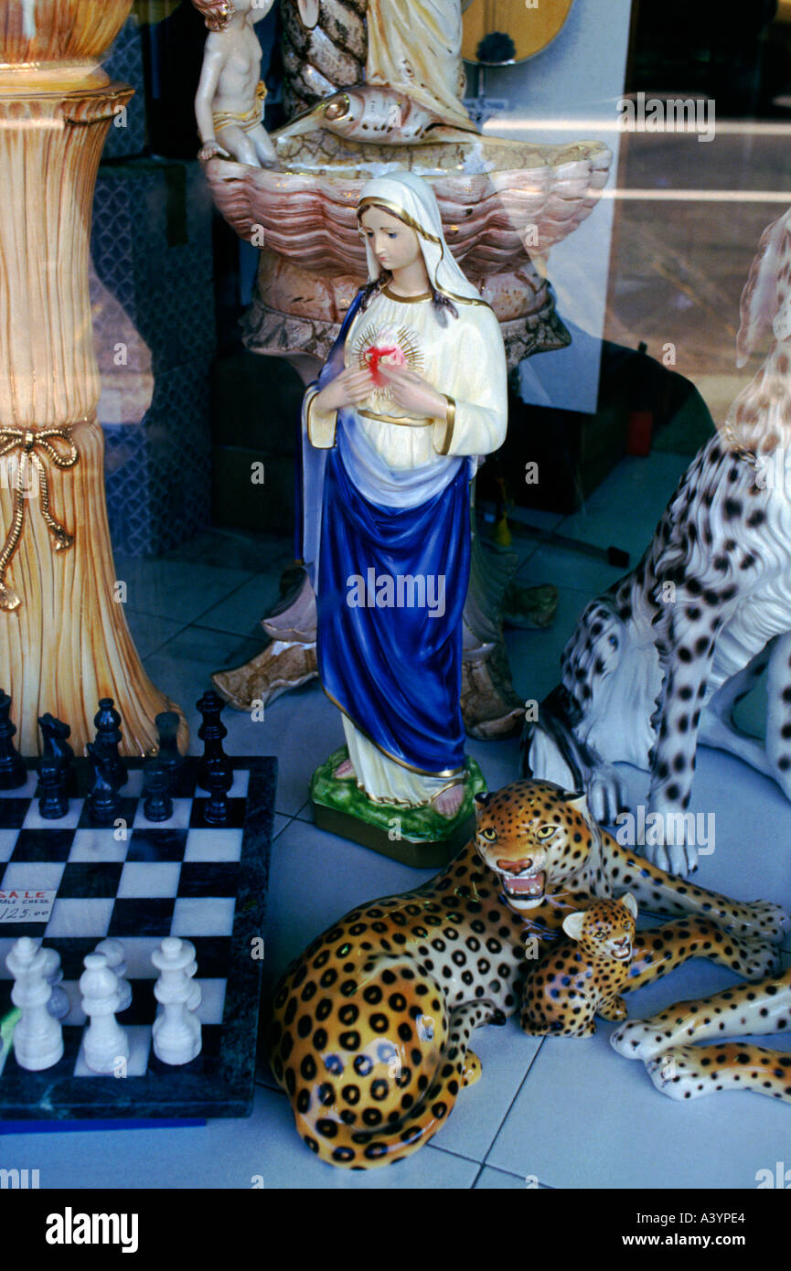 Ein Schaufenster voller Kitsch und religiösen Ornamente Stockfoto