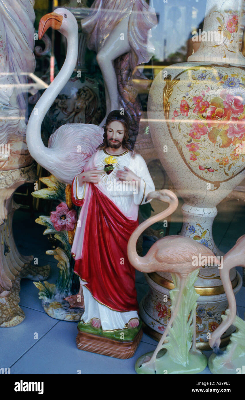 Ein Schaufenster voller Kitsch und religiösen Ornamente Stockfoto