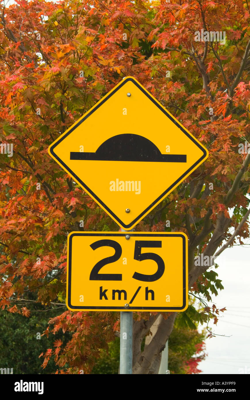 25 Kmh pro Stunde Schild eine Bremsschwelle Stockfotografie - Alamy