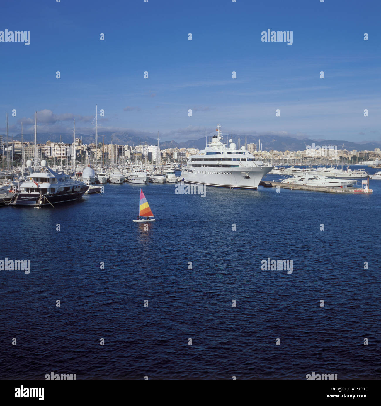 Szene im Club de Mar Yachting Marina Lady Moura super Superyacht Windsurfer Palma De Mallorca-Balearen-Spanien Stockfoto