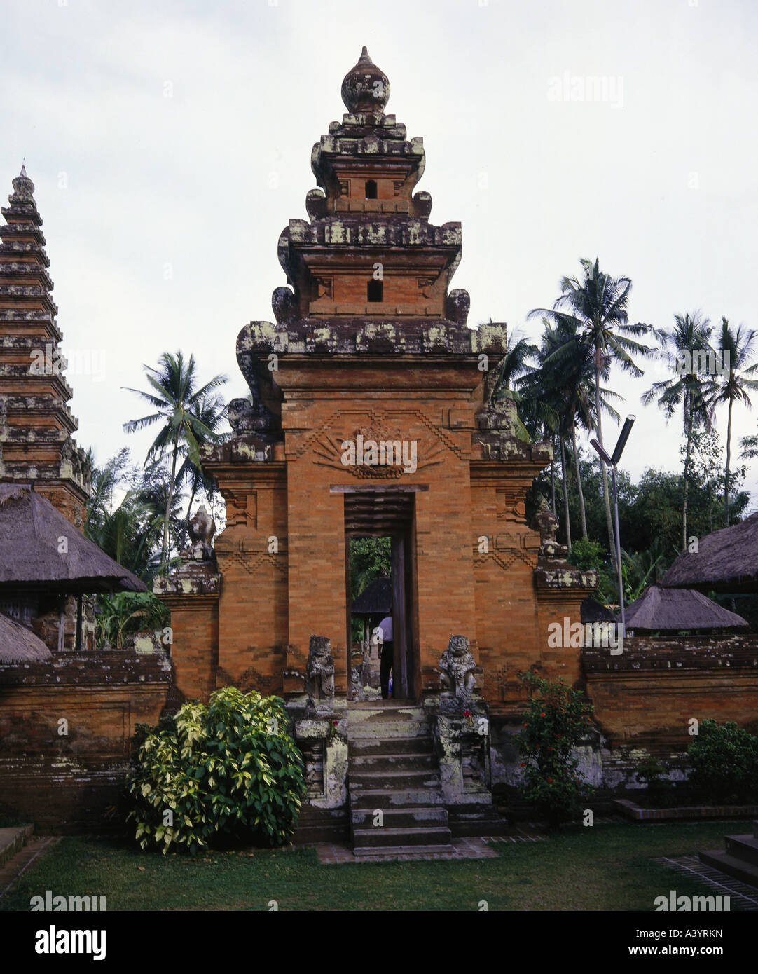 Reise/Geographie, Indonesien, Bali, Gebäude, Ahnentempel, Außenansicht, Eingangstor mit Kala-Maske, 15. Jahrhundert, Stockfoto