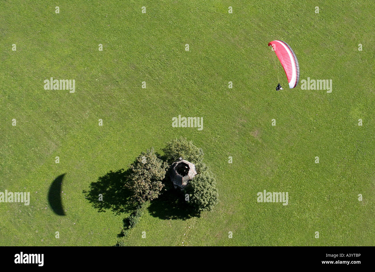 Gleitschirm nähert sich für eine Landung Stockfoto