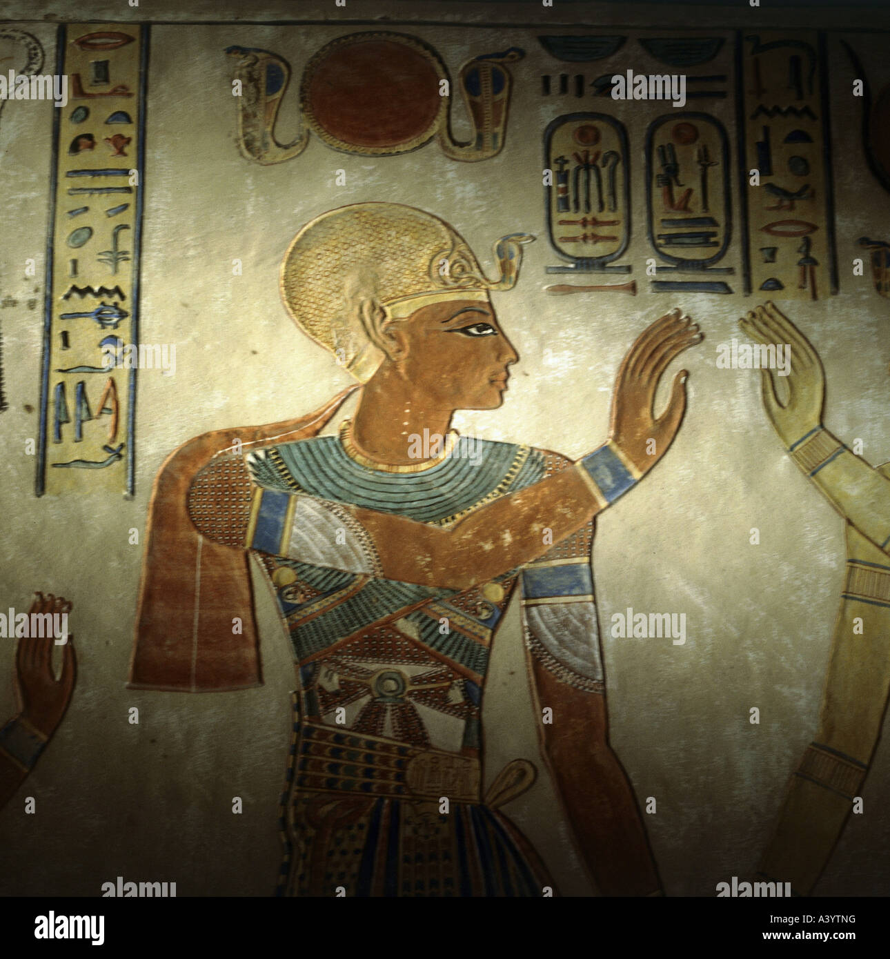 Reise/Geographie, Ägypten, Theben, Tal der Königinnen, Gebäude, Grab von Amenhirkhopshef, Innenansicht, Fresko mit Ramesses III unter Sonnenscheibe, ca. 1184 - 1152 v. Chr., historisch, historisch, Afrika, Architektur, alte Welt, Neues Königreich, 20. Dynastie, Sohn von pharao Ramesses III., 12. Jahrhundert v. Chr., UNESCO-Weltkulturerbe, Alte Welt, Schmuck, Verzierungen, Stockfoto