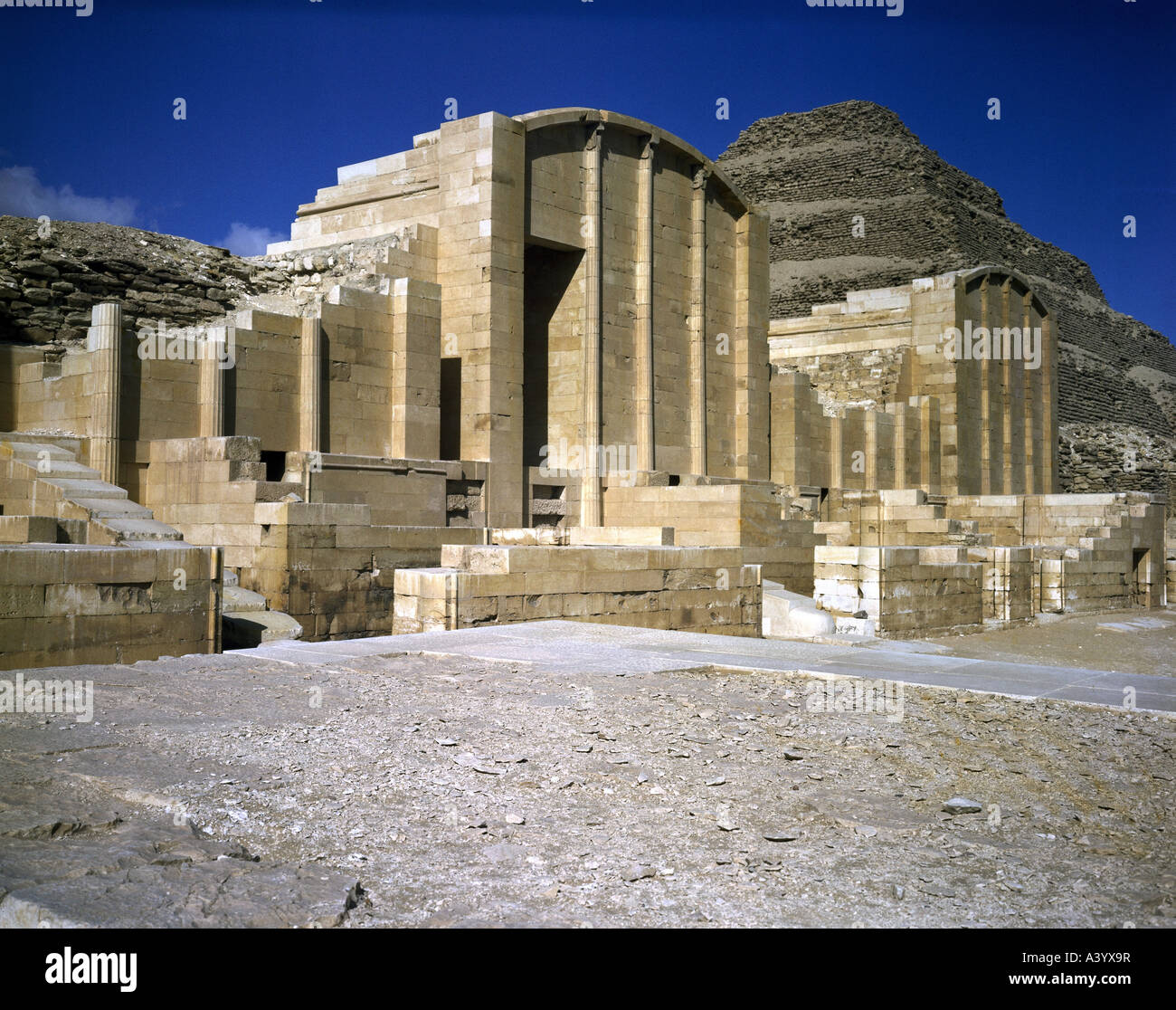 Reise/Geographie, Ägypten, Saqqara, Gebäude, Stufenpyramide von Djoser, Grabverbindung, Außenansicht, Festsaal, erbaut von Imhotep, ca. 2650 v. Chr., historisch, historisch, Afrika, Architektur, alte Welt, Altes Königreich, 3. Dynastie, 27. Jahrhundert v. Chr., Pyramiden, Stufen, UNESCO-Welterbe, alte Welt, UNESCO Stockfoto