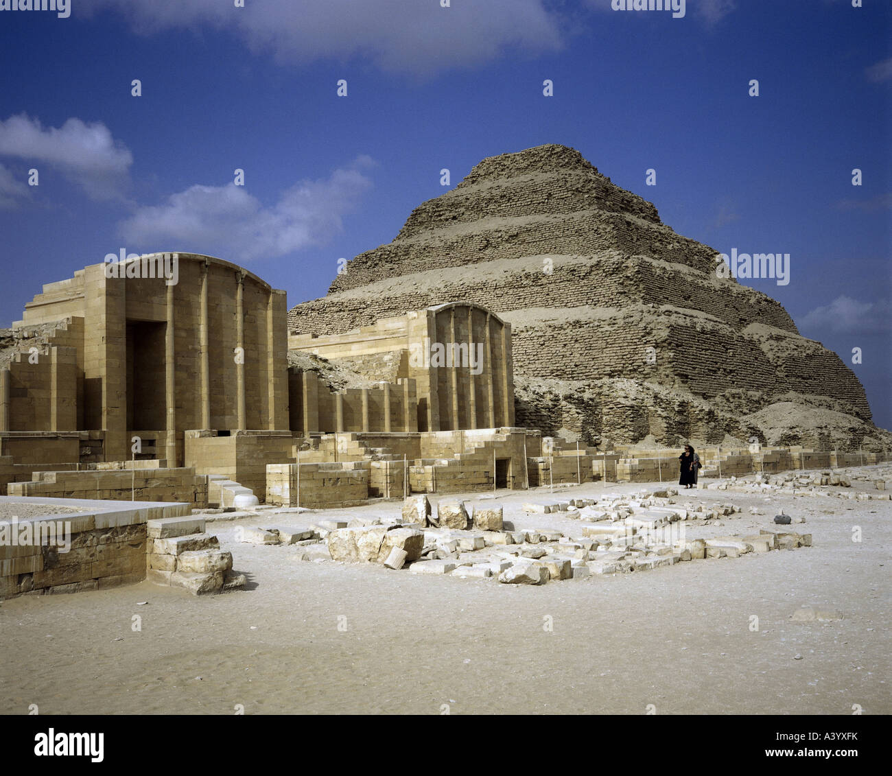 Reise/Geographie, Ägypten, Saqqara, Gebäude, Stufenpyramide von Djoser, Grabverbindung, Außenansicht, Festsaal, erbaut von Imhotep, ca. 2650 v. Chr., historisch, historisch, Afrika, Architektur, alte Welt, Altes Königreich, 3. Dynastie, 27. Jahrhundert v. Chr., Pyramiden, Stufen, UNESCO-Welterbe, Menschen, alte Welt, Stockfoto