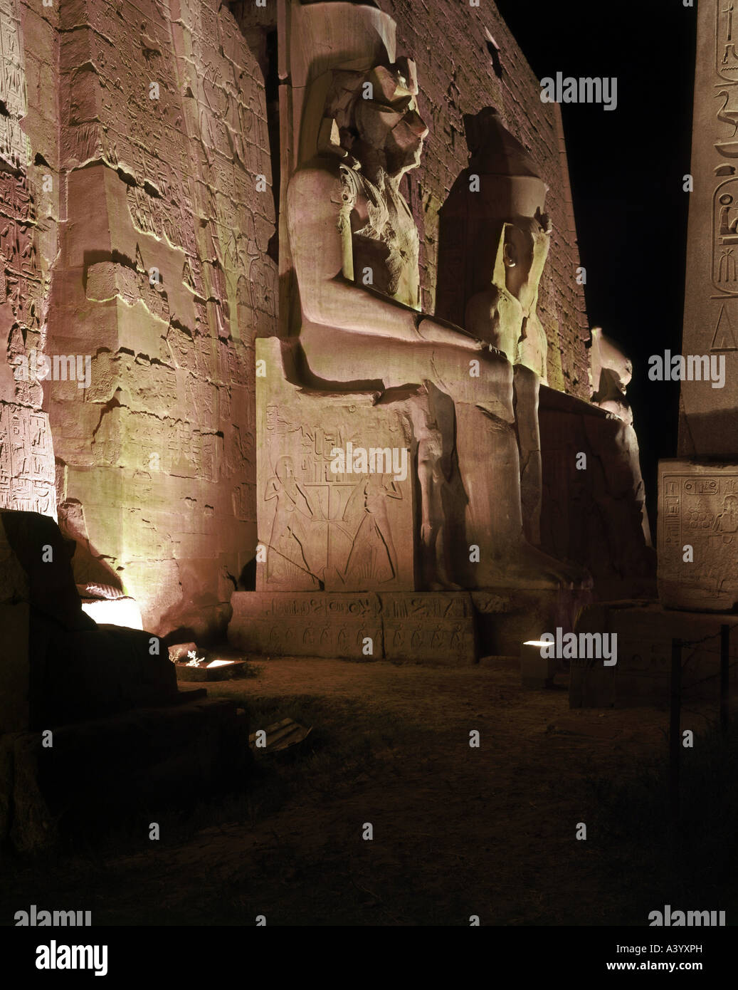 Reise/Geographie, Ägypten, Luxor, Gebäude, Tempel, gottgleiche Familie aus Theban Amun, Mut, Chons, Außenansicht, Nacht, sitzende Statuen von pharao Ramesses II, Architekt Amenhotep, Sohn von Hapu', 1402 - 1364 v. Chr., Erweiterungen unter Ramesses II, 1303 - 1236 v. Chr., Stockfoto