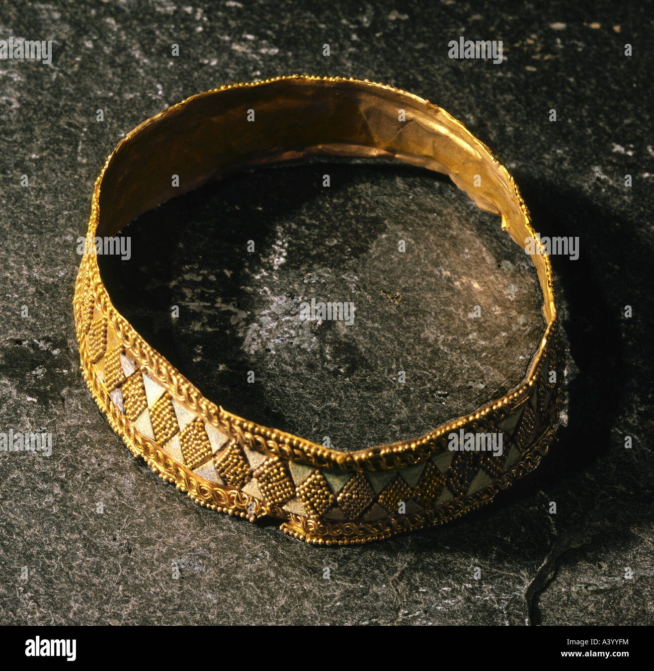 Bildende Kunst, Mesopotamien, Babylonien, Schmuck, Armreif, Gold und Glas kleben, Kassite, Dur Kurigalzu, 15. 12. Jahrhundert v. Chr., Irak N Stockfoto