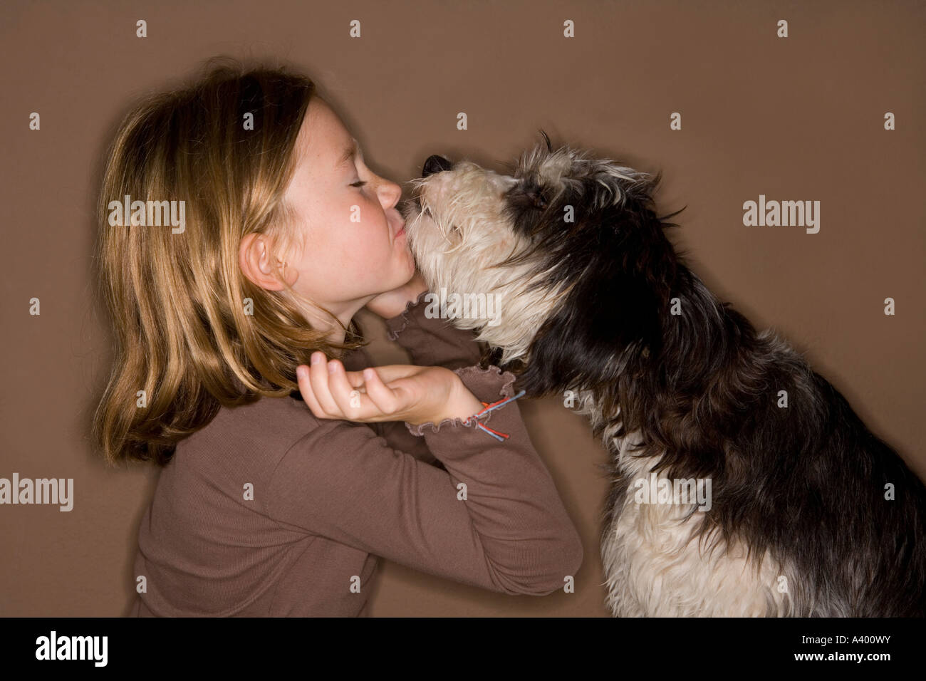 kleines Mädchen küssen ihr Haustieren Hund Stockfoto