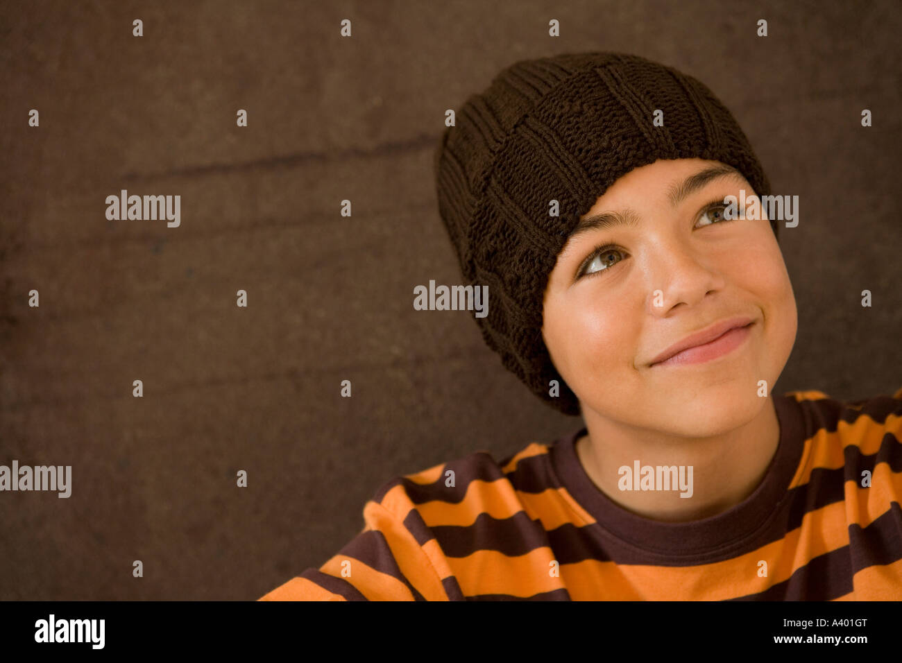 Teenager-Jungen verschmitzt lächelnd Stockfoto