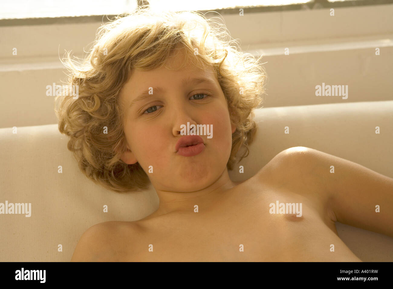 Porträt der Blondschopf schmollend Stockfoto