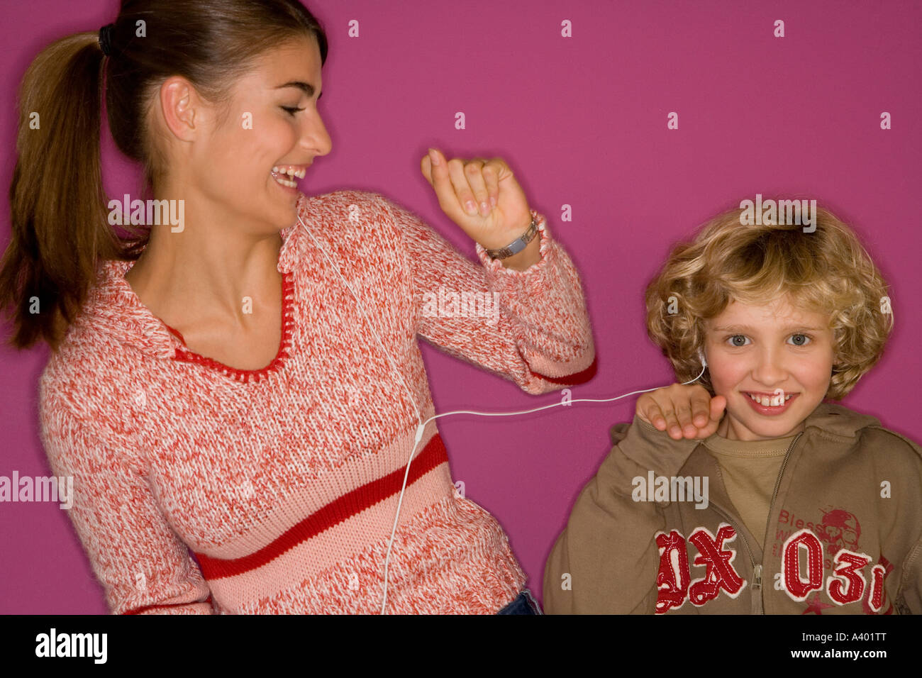 Schwester und Bruder zusammen Musik hören Stockfoto