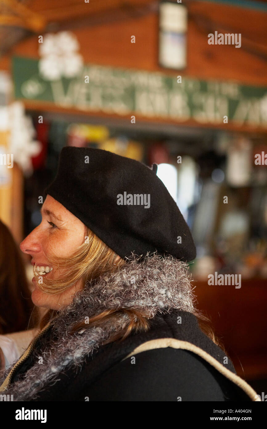 Profil einer Frau in einem Café einen Hut Stockfoto