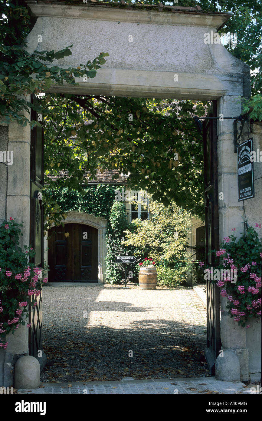 FRANKREICH BURGUND NUITS-ST-GEORGES WEINHÄNDLER DEN HAUSEINGANG Stockfoto