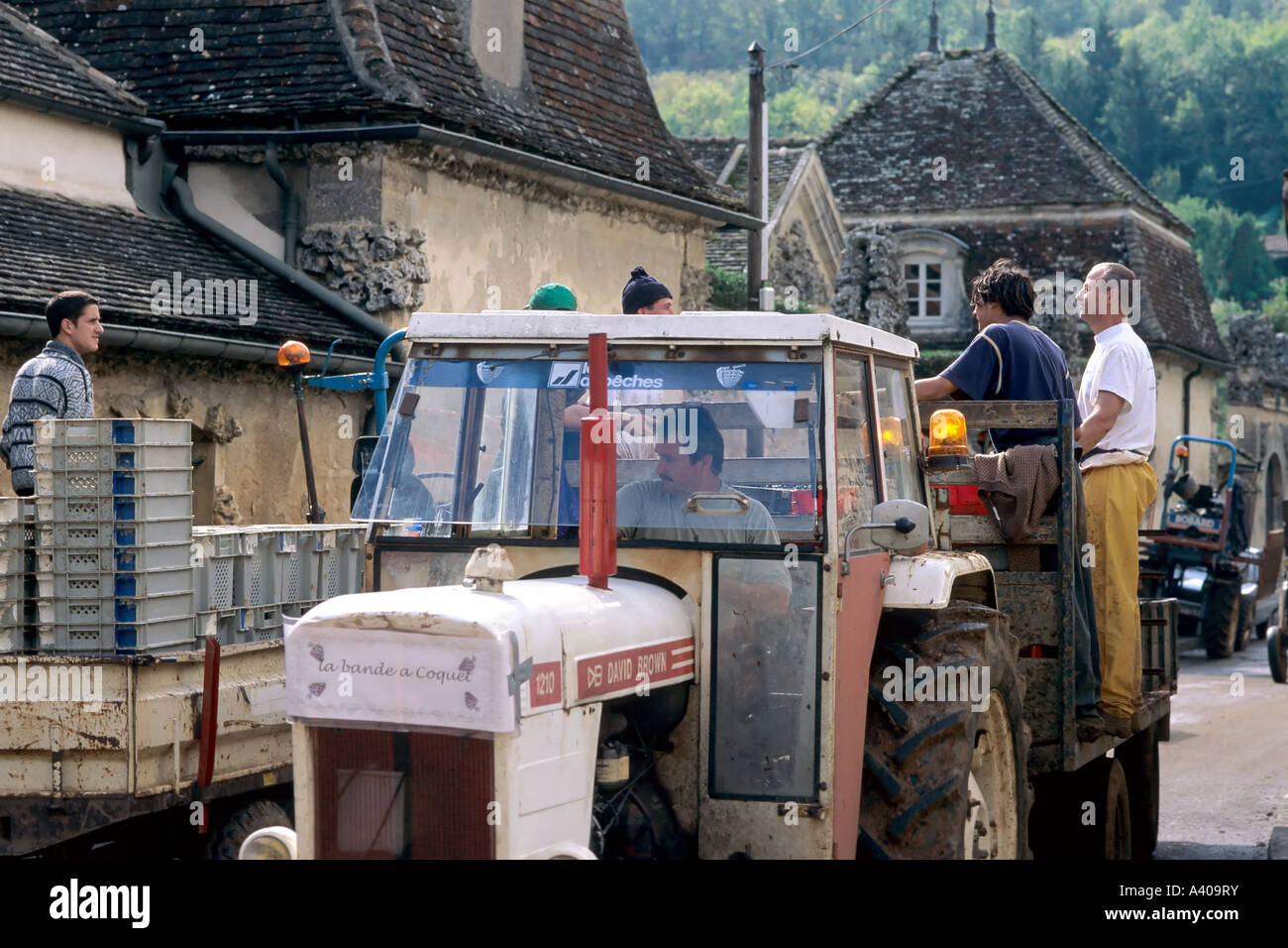 FRANKREICH BURGUND SAVIGNY-LES-BEAUNE WEINLESER AUF EINEM TRAKTOR-ANHÄNGER Stockfoto