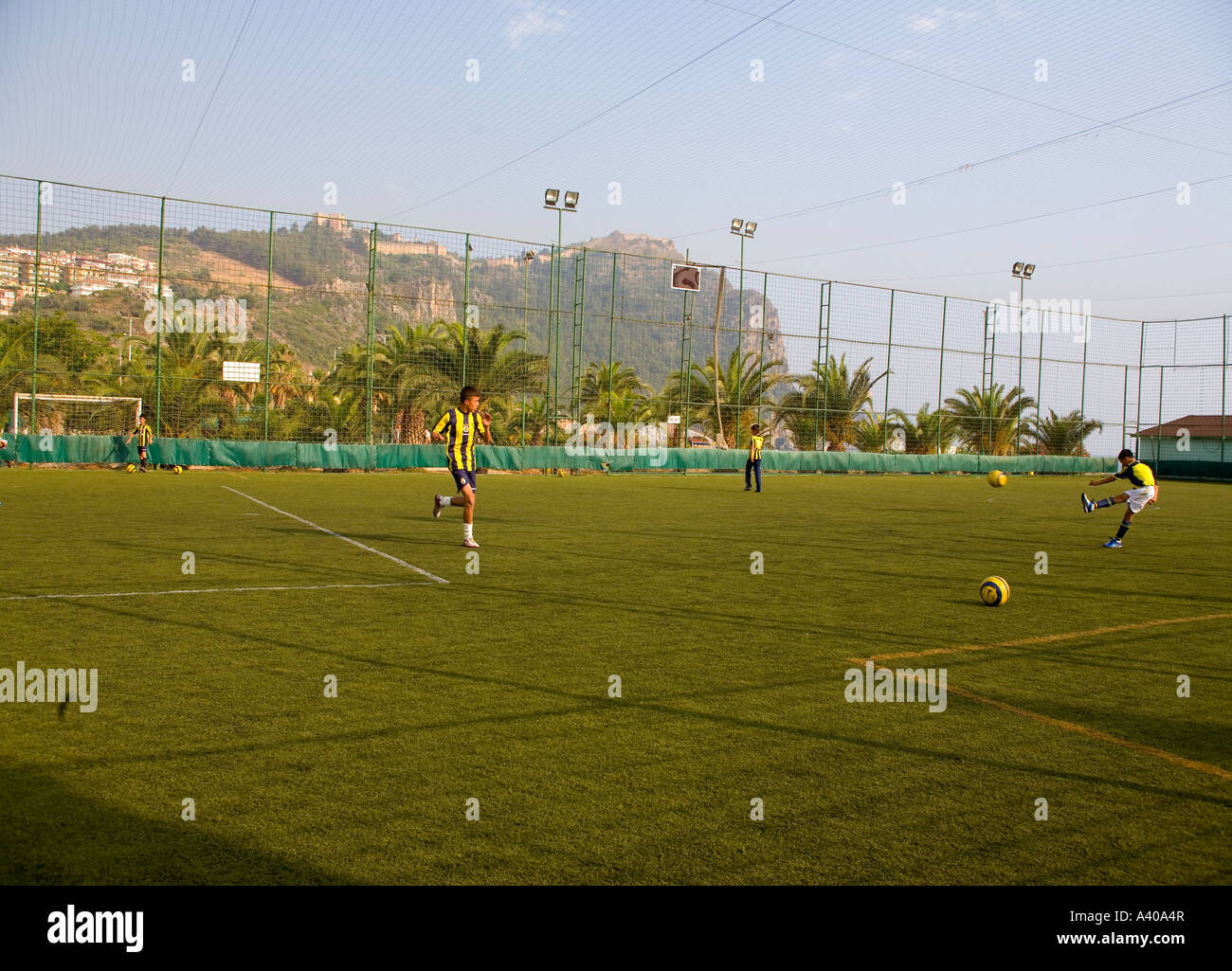 Jungs spielen Fußball Alanya Türkei Stockfoto