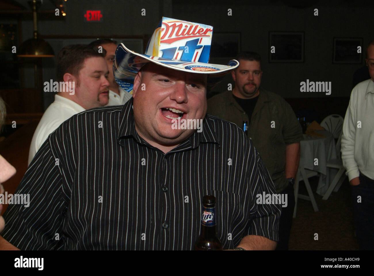Mann Miller Bier Hut auf einer party Stockfoto