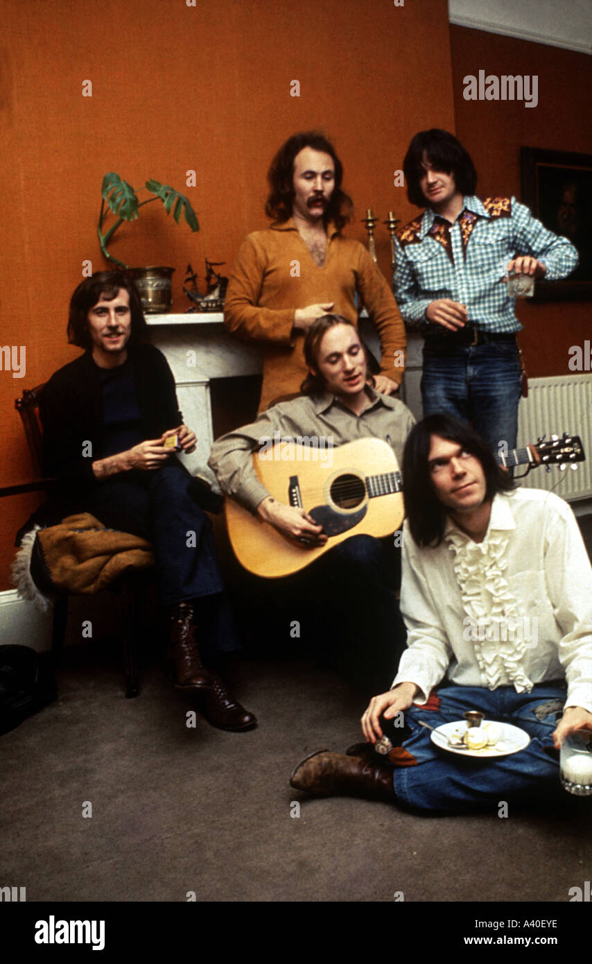 CROSBY STILLS NASH und junge Mädchen in 1969 Nash auf rechts, Crosby stehen Mitte, sitzen junge linke Stills mit Gitarre Stockfoto