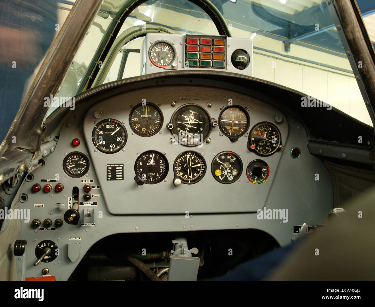 Dashboard im hinteren Cockpit des russischen Jakowlew Jak-52 Warbird Schulflugzeug Stockfoto
