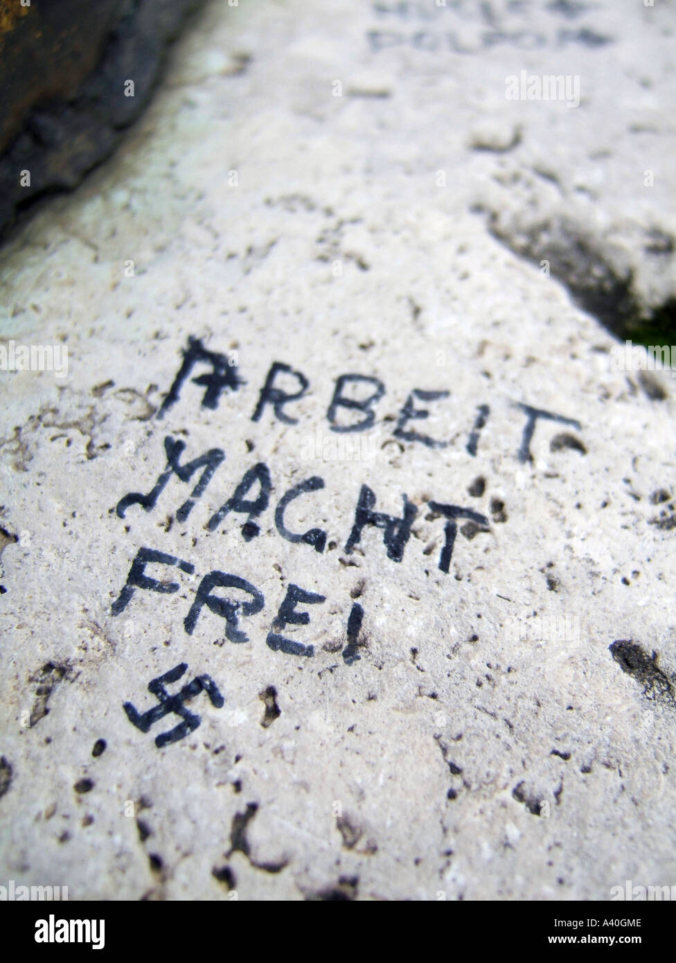 Arbeit Micht Frei und Hakenkreuz an Wand in Rom geschrieben Stockfoto