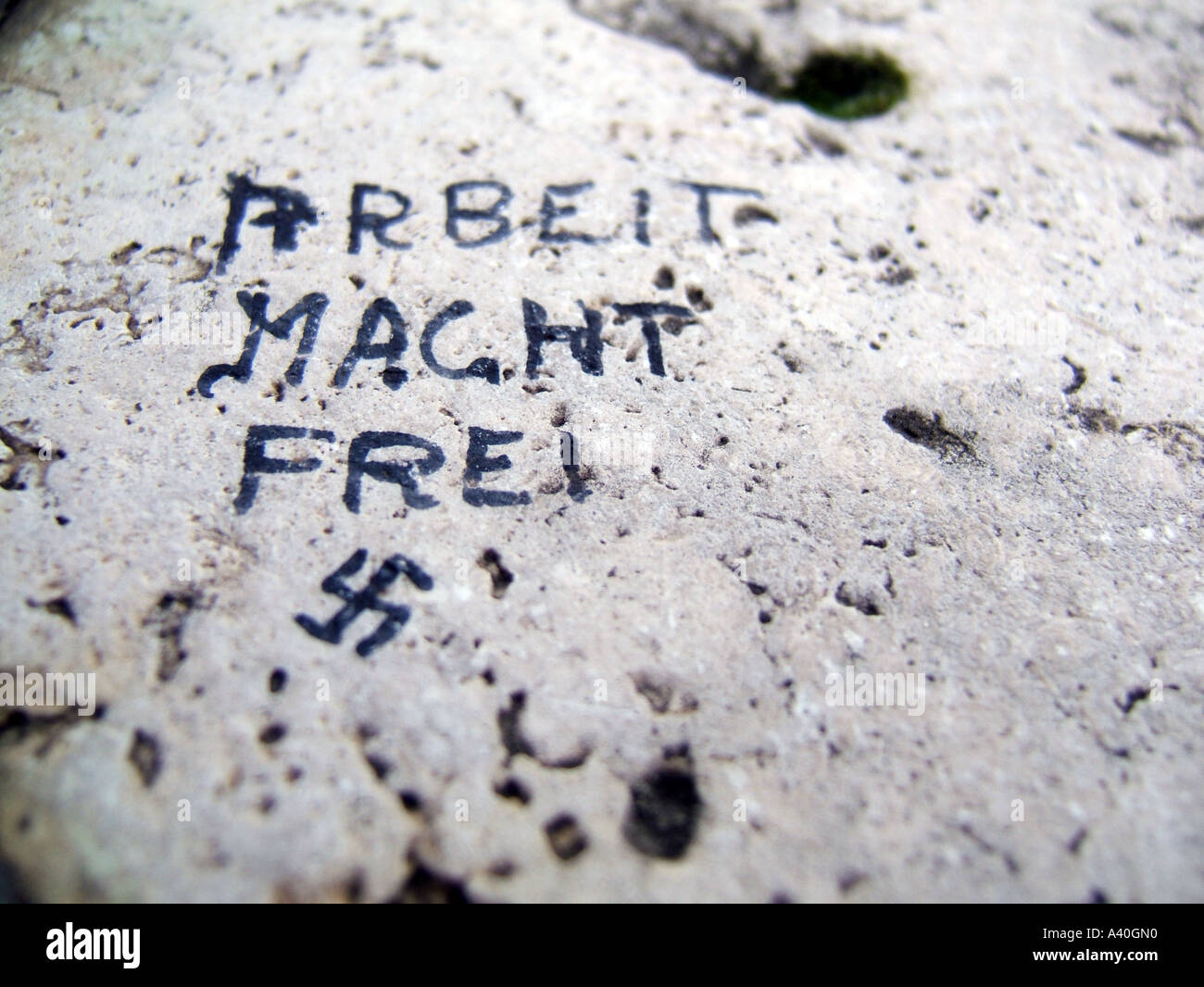 Arbeit Micht Frei und Hakenkreuz an Wand in Rom geschrieben Stockfoto