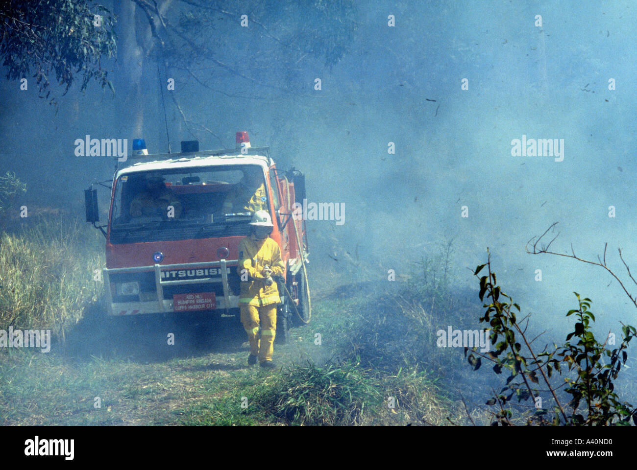 Freiwilliger Feuerwehrmann bei einem Buschfeuer Stockfoto